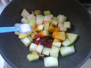 把冬瓜块放进锅里，翻炒均匀，加入2勺耗油、2勺生抽、1勺老抽，1少盐混合翻炒均匀。