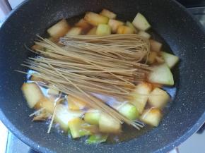 多炒一会儿，冬瓜的边上变软的时候，加入适量的清水，把粉条清洗一下尘土，放进锅里，盖上盖子，大火煮开。