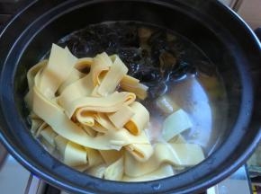 煮开后粉条已经稍微变软了，转入砂锅中，继续小火慢慢炖煮20分钟。
6、打开盖子，粉条煮软后，加入清洗好撕成小朵的木耳、切成条的豆腐皮放进去，盖上盖子，继续小火慢炖。