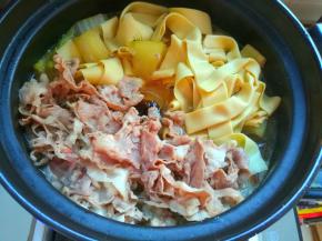 把羊肉片过开水焯烫到变色迅速捞出来。时间不要太长，时间长了肉质容易变老。砂锅冬瓜打开盖子，看一下，如果粉条已经变软，冬瓜块也变软了，汤汁差不多已经变得浓稠，然后把羊肉片放进去，加入1小勺鸡粉，小心地搅拌均匀就好了。