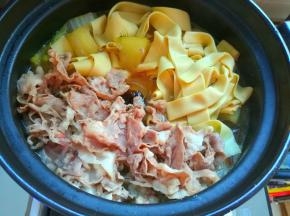 把羊肉片过开水焯烫到变色迅速捞出来。时间不要太长，时间长了肉质容易变老。砂锅冬瓜打开盖子，看一下，如果粉条已经变软，冬瓜块也变软了，汤汁差不多已经变得浓稠，然后把羊肉片放进去，加入1小勺鸡粉，小心地搅拌均匀就好了。