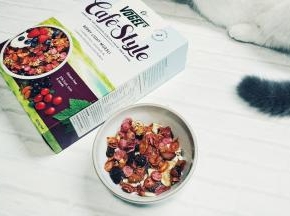 1.先将小沃@Vogels沃格尔 麦片放入碗里
