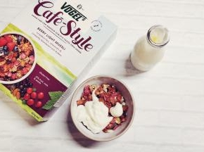 2.然后倒入酸奶
