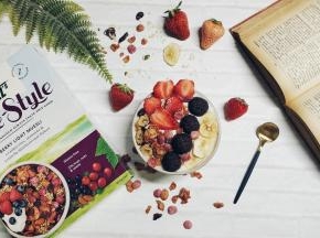 4.放上各种水果和沃格尔麦片装饰一下下
