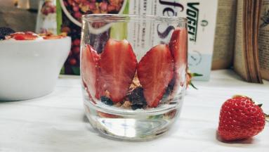 3.将草莓片贴在杯壁
