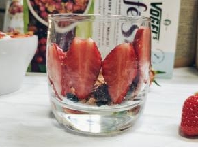 3.将草莓片贴在杯壁
