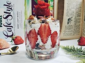 6.切上一朵草莓花做装饰
