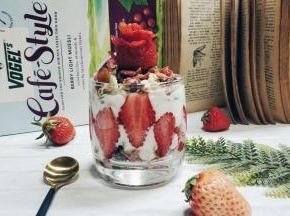 7.美好一天，从早餐开始，香脆的麦片配上凉凉的酸奶，最适合夏天的餐桌上啦，营养又美味，你忍心不来一杯么
