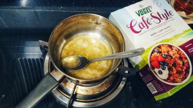 蜂蜜放入奶锅中火烧开