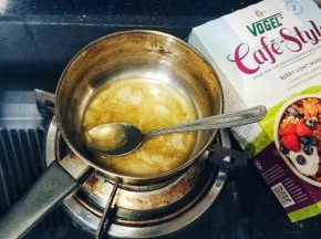 蜂蜜放入奶锅中火烧开