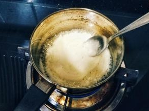 烧至起泡泡后关火搅拌一下