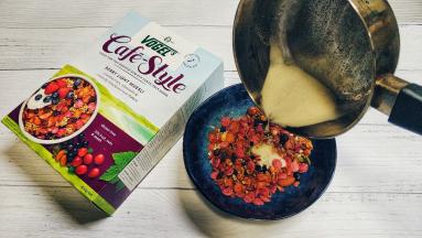 蜂蜜晾凉不太热时倒入沃格尔水果麦片里