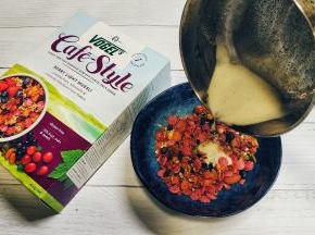 蜂蜜晾凉不太热时倒入沃格尔水果麦片里