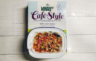 模具底部放上油纸（防粘）用勺子压实