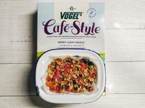 模具底部放上油纸（防粘）用勺子压实
