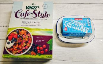 为更好定型，我在表面放上油纸再放上重物压着