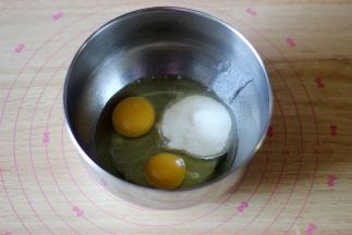 将鸡蛋，细砂糖和玉米糖浆倒入无水无油的容器中