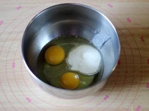将鸡蛋，细砂糖和玉米糖浆倒入无水无油的容器中