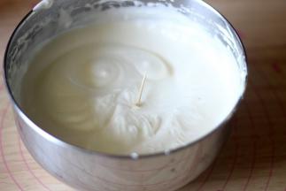 打蛋器高速打发，打至如图的状态，用牙签插入蛋糊，牙签不倒