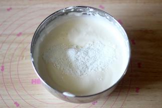 粉两次倒入过筛的低粉，轻轻的拌匀