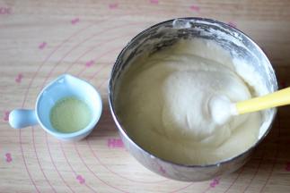 混合牛奶和色拉油，倒入蛋糊中