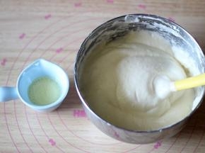 混合牛奶和色拉油，倒入蛋糊中