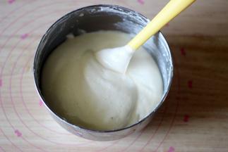 轻柔的拌匀，拌好的蛋糕糊呈光滑细腻状