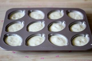 轻柔的拌匀，拌好的蛋糕糊呈光滑细腻状