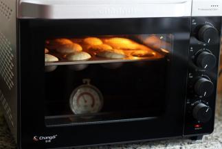 烤箱预热175度，上下火烘焙22分钟即可