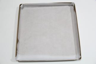 烤盘中垫入油纸。烤箱预热上下190度。