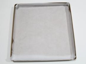 烤盘中垫入油纸。烤箱预热上下190度。