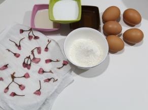 鸡蛋需要冷藏鸡蛋，清洗干净，用厨房纸巾擦干备用，准备好其他材料。