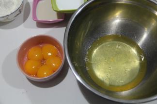 分离蛋白蛋黄，蛋白打入无水无油盆中备用。