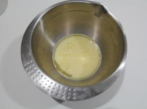 干净盆中，放入牛奶、玉米油