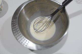 用手动打蛋器搅打1-2分钟左右，乳化。