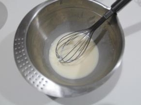 用手动打蛋器搅打1-2分钟左右，乳化。