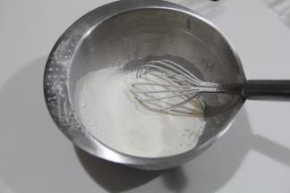 筛入低粉，Z字形搅拌均匀，不要划圈防止面糊起筋。