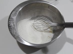 筛入低粉，Z字形搅拌均匀，不要划圈防止面糊起筋。