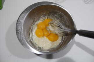 分离好的蛋黄放入搅好的面糊中。