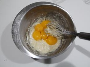 分离好的蛋黄放入搅好的面糊中。