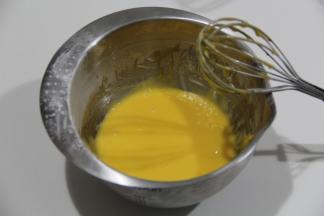 继续Z字形，搅拌均匀，盆边的用刮刀刮下，拌匀。均匀的面糊细腻顺滑。提起打蛋器是有流动滴落的。如果不滴落说明面糊起筋了或者粉加多了。