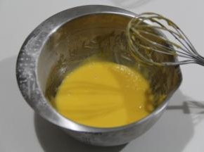 继续Z字形，搅拌均匀，盆边的用刮刀刮下，拌匀。均匀的面糊细腻顺滑。提起打蛋器是有流动滴落的。如果不滴落说明面糊起筋了或者粉加多了。