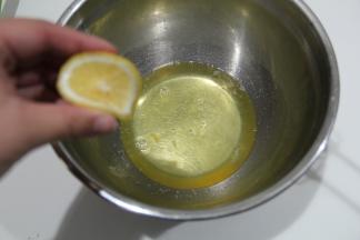 分离出的蛋清，挤入一点柠檬汁。