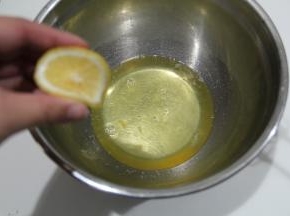 分离出的蛋清，挤入一点柠檬汁。