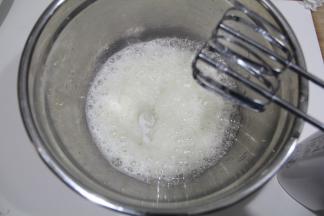 电动打蛋器低速打到鱼眼泡，加入1/3细砂糖，