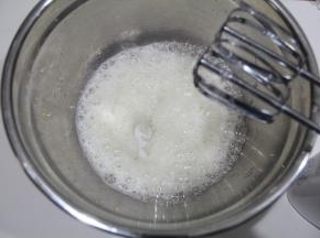 电动打蛋器低速打到鱼眼泡，加入1/3细砂糖，