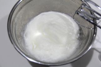 转中速打到细密小泡，加入1/3细砂糖，