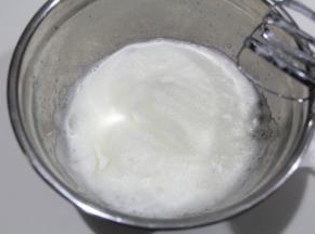 转中速打到细密小泡，加入1/3细砂糖，