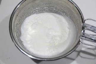 继续中速打到蛋清变细腻光滑，出现纹路，加入最后的砂糖。