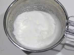 继续中速打到蛋清变细腻光滑，出现纹路，加入最后的砂糖。